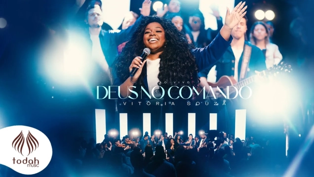 Vitória Souza | Deus no Comando [Clipe Oficial]