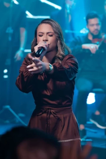 Aridne Souza alcanza las 200 000 reproducciones en YouTube con el videoclip «Em Teu Altar»