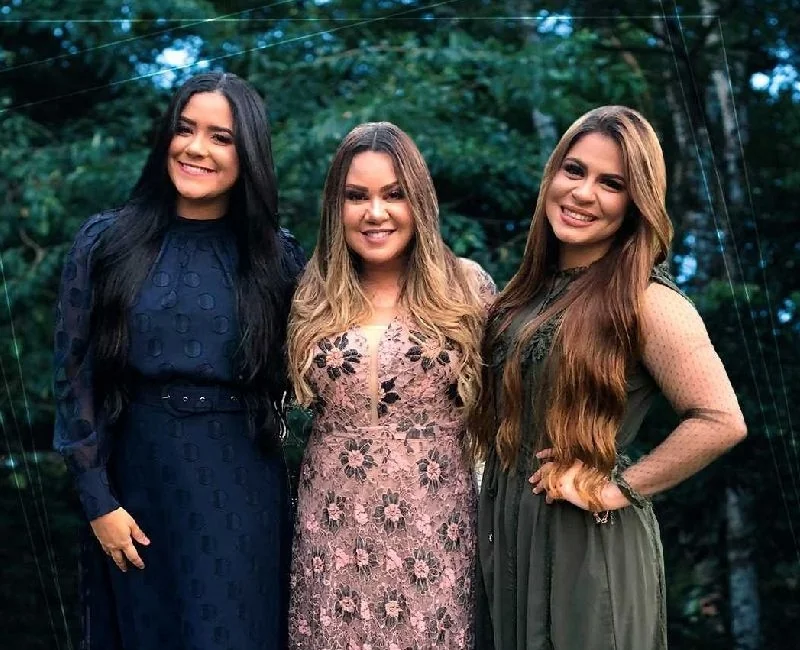 Estreia hoje o video clipe da canção "Deus Não Vai Parar" da cantora Sarah Farias com participação da cantora Stella Laura e Valesca Mayssa