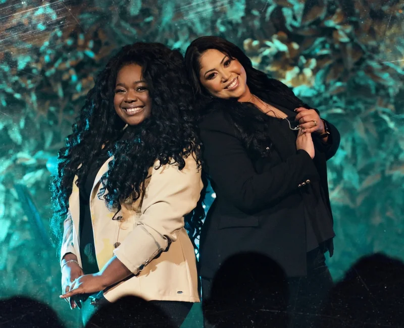Vitória Souza e Gisele Nascimento - Celebram a superação através da fé em "Uma Glória na Dor".