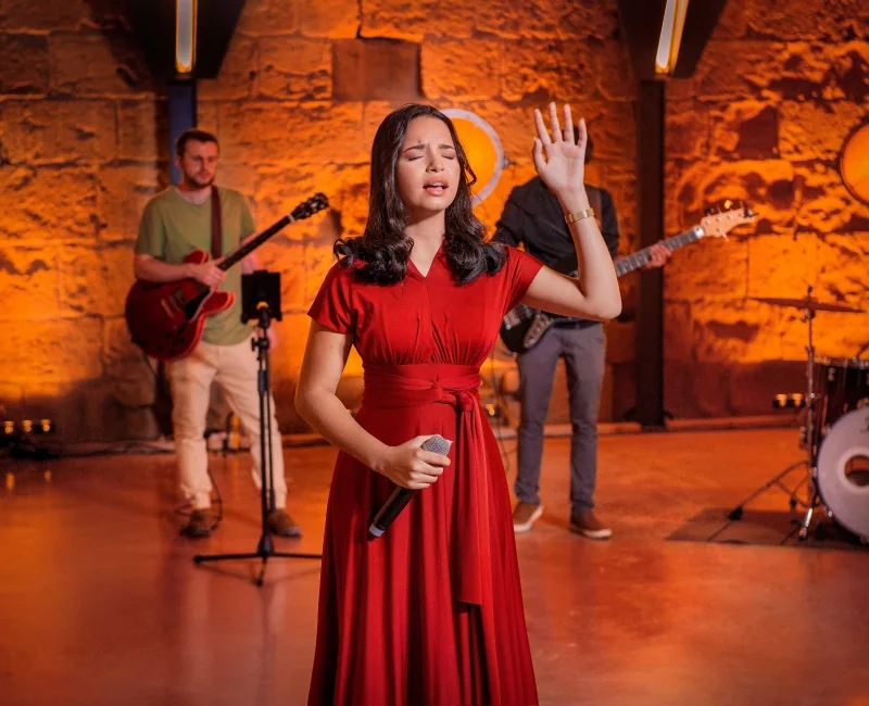 Kiara Vitória lança a inspiradora canção "Sobre o Mar" com composição de Jonathn Paes