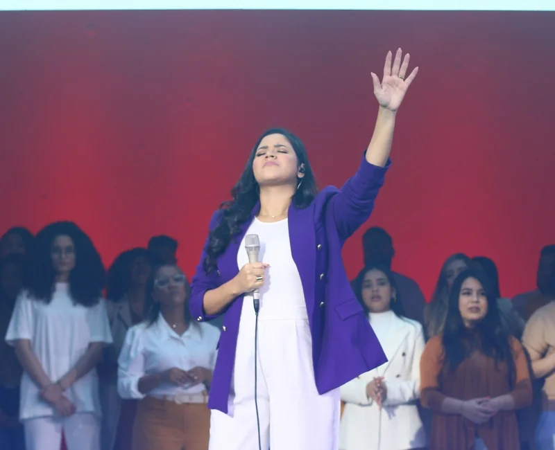 "Entregarei" - Uma Canção de Adoração Profunda por Stella Laura