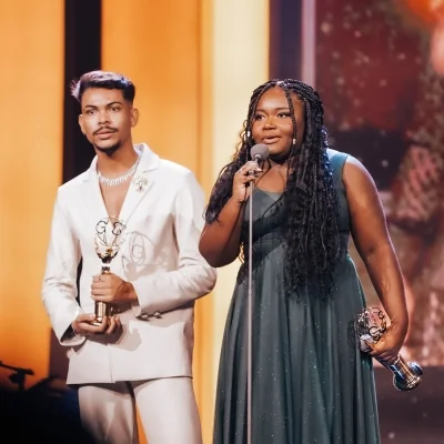 Kellen Byanca recebe premiação de "Videoclipe" com a indicação da canção "Por Causa Dele" feat com Jessé Aguiar, compositor da canção.