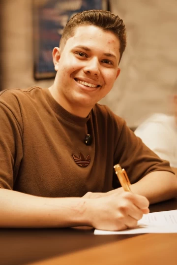 Samuel Tayrone assina contrato com a Todah Produções