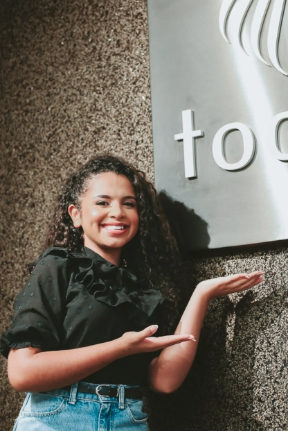 Sara Evelyn assina contrato com Todah Music