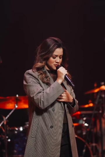 Stella Laura alcança 85 mil visualizações no YouTube com releitura de “Em Teu Altar”