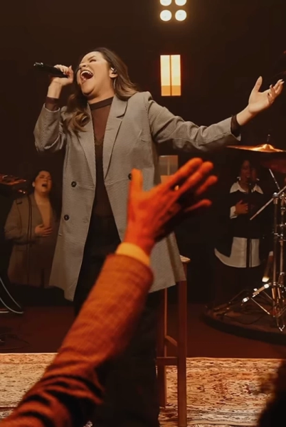 Stella Laura alcança o topo do YouTube e consolida o sucesso da releitura de "Em Teus Braços"