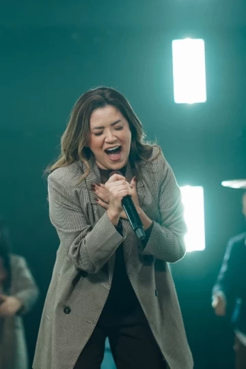 Stella Laura Releases a New Version of “Em Teu Altar” Through Todah Music!