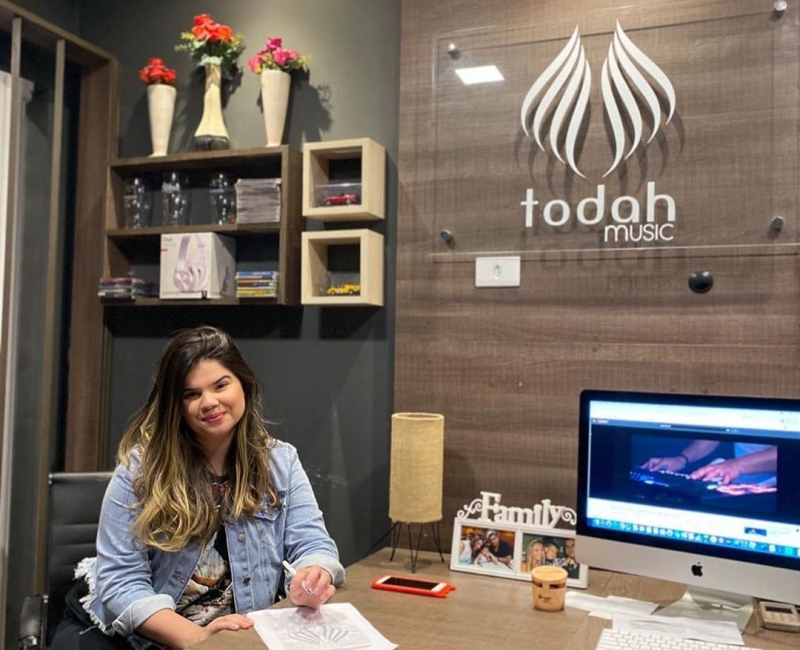 Aline Lana assina contrato com a Todah Music!