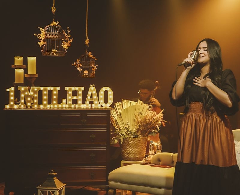 Stella Laura realiza live de agradecimento pela marca de 01 Milhão de inscrito em seu canal no Youtube!