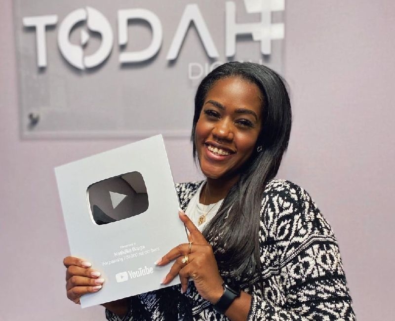 Nathália Braga recebe placa de 100 mil inscritos em seu canal no Youtube!