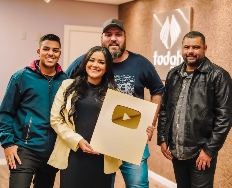 Stella Laura recebe placa de 1 milhão de inscritos em seu canal!