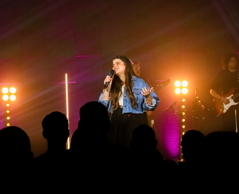 A cantora Aline Lana lança 