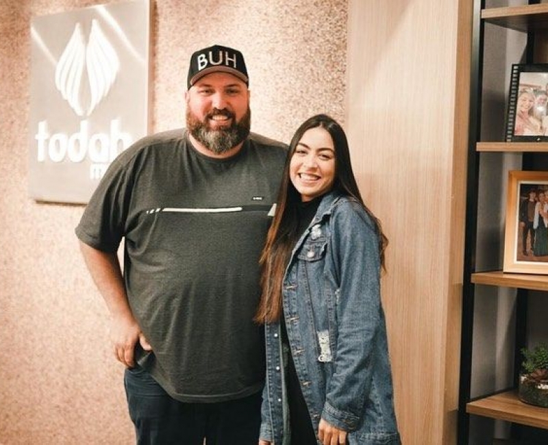 Sara Rodrigues assina contrato com a gravadora Todah Music